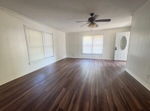 1002 Barnhill St in Brenham, TX - Building Photo - Building Photo