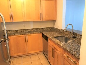 10101 Grosvenor Pl in Rockville, MD - Building Photo - Building Photo