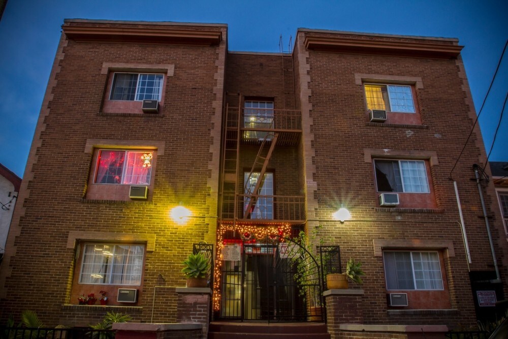 2737 Francis Street in Los Angeles, CA - Foto de edificio