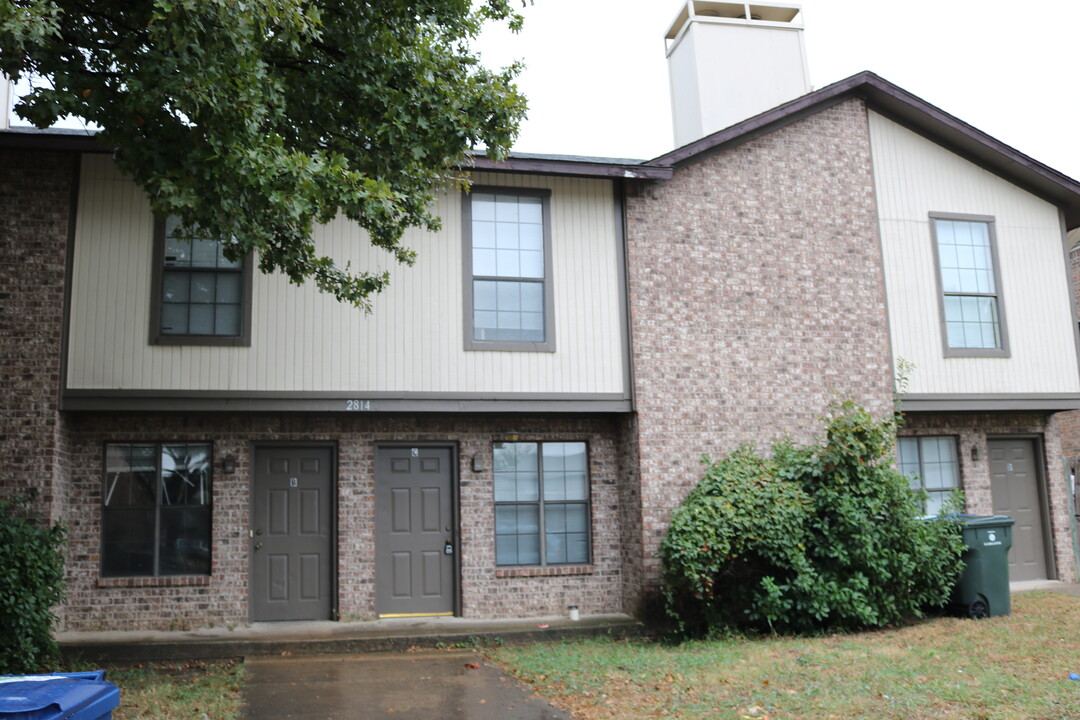 2814 Wimbledon Court, Unit D in Garland, TX - Foto de edificio