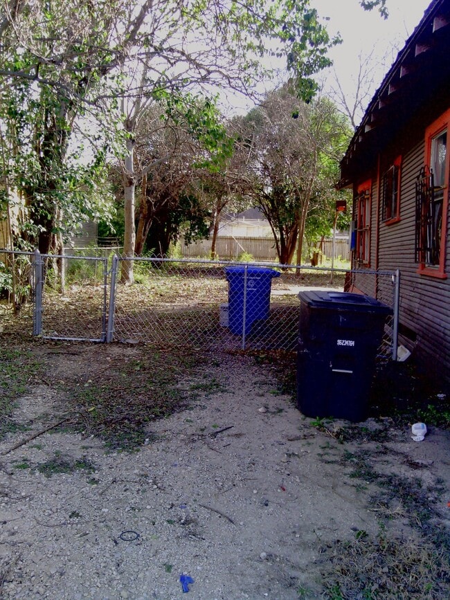 1406 Aransas Ave in San Antonio, TX - Building Photo - Building Photo