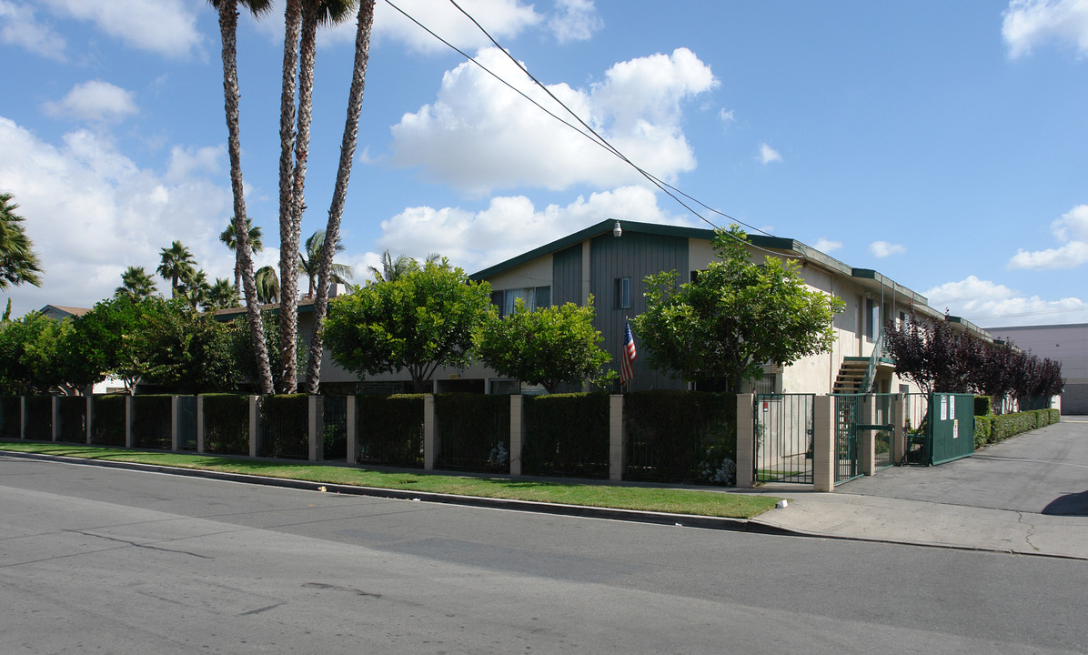 Oasis Apartments in Westminster, CA - Foto de edificio