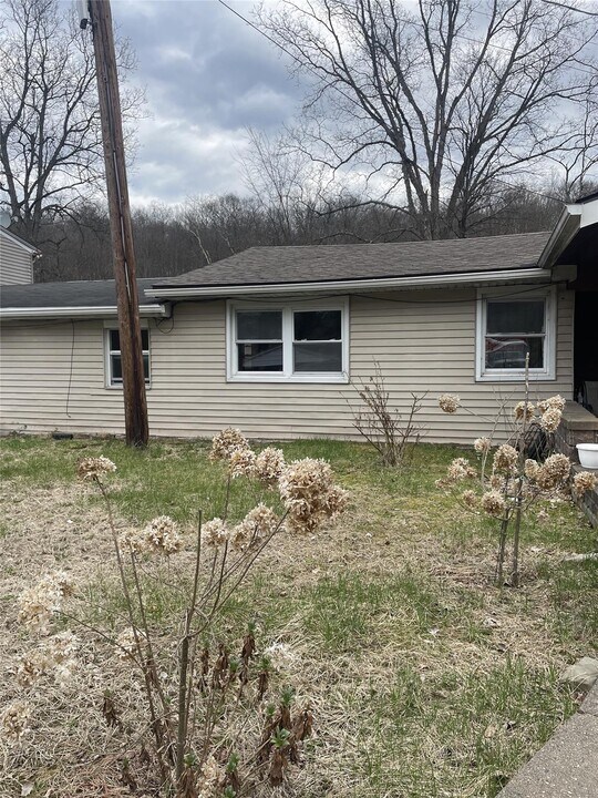 1446 Salt Point Turnpike in Pleasant Valley, NY - Building Photo