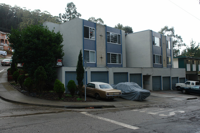 1590 Higgins Way in Pacifica, CA - Building Photo - Building Photo