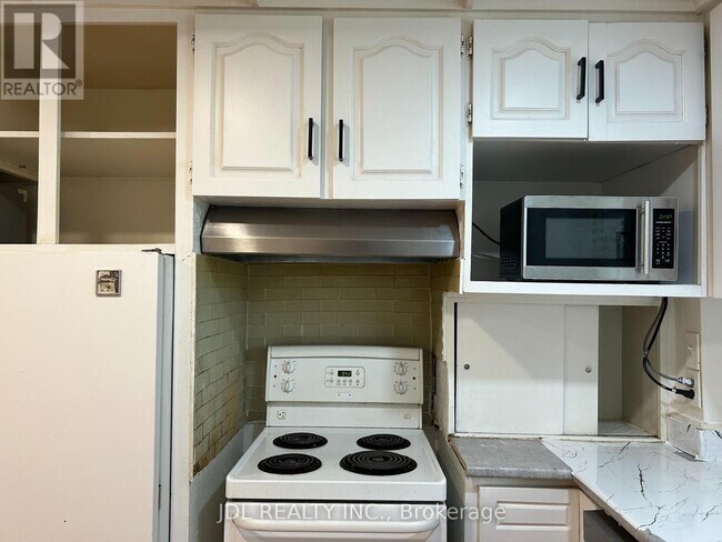 21 Squires Ave in Toronto, ON - Building Photo - Building Photo