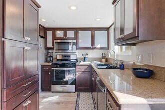 17601 Newland St in Huntington Beach, CA - Foto de edificio - Building Photo