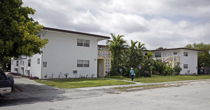 240 NW 193rd St in Miami, FL - Foto de edificio - Building Photo