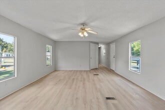 210 Cameron Cir in Muscle Shoals, AL - Building Photo - Building Photo