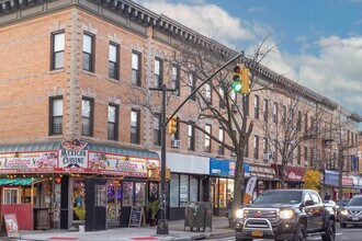 67-20 Fresh Pond Rd in Ridgewood, NY - Foto de edificio - Building Photo