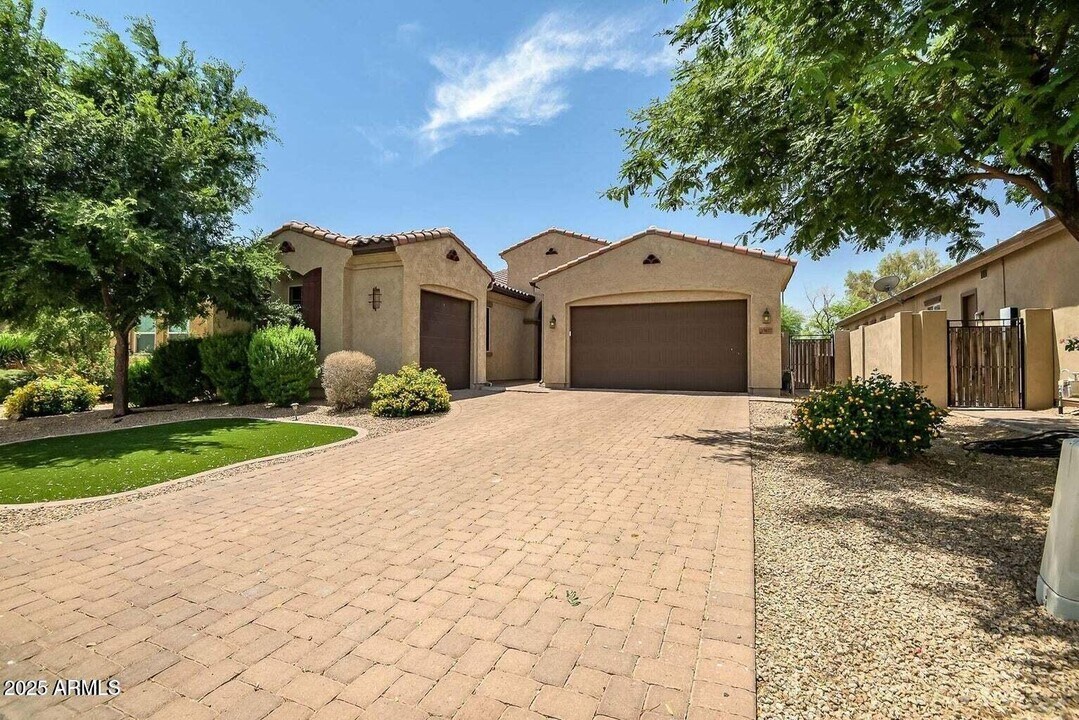 15677 W Almeria Rd in Goodyear, AZ - Building Photo