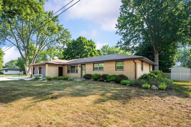 1686 N Teakwood Dr in Stevensville, MI - Foto de edificio - Building Photo