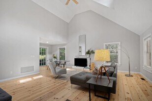 11 The Pkwy in Southampton, NY - Building Photo