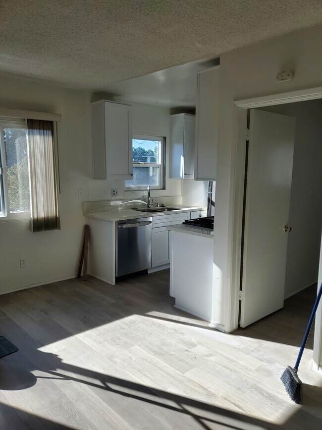 19100 Sherman Way in Reseda, CA - Building Photo - Building Photo