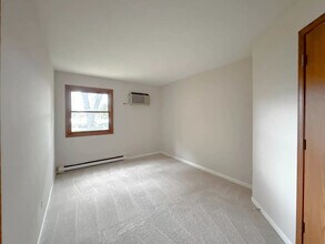 4303 W Shamrock Ln in McHenry, IL - Building Photo - Building Photo