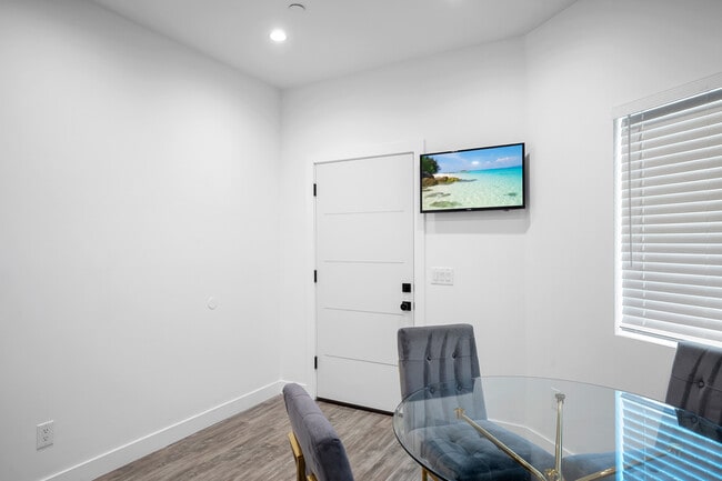 13313 Wixom St in North Hollywood, CA - Foto de edificio - Building Photo