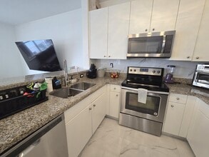 11500 NW 79th Ln in Medley, FL - Building Photo - Building Photo