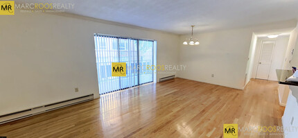 321 Hammond Pond Pky, Unit 203 in Chestnut Hill, MA - Building Photo - Building Photo