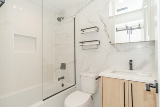 2718 N Hampden Ct in Chicago, IL - Building Photo - Building Photo