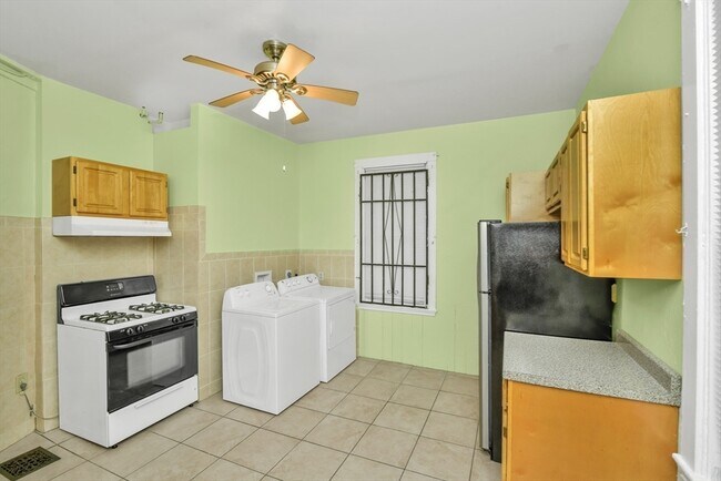 13 Wyoming St, Unit 1 in Boston, MA - Foto de edificio - Building Photo