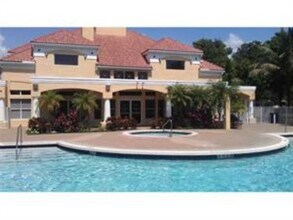 2405 NW 33rd St, Unit 1202 in Oakland Park, FL - Foto de edificio - Building Photo