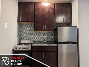4542 N Damen Ave, Unit 210 in Chicago, IL - Building Photo - Building Photo