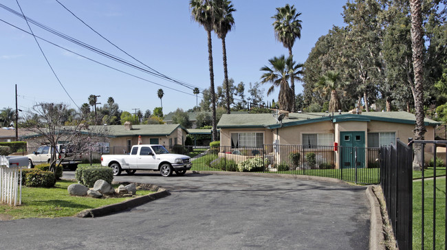 1019-1033 Chestnut St in Escondido, CA - Building Photo - Building Photo