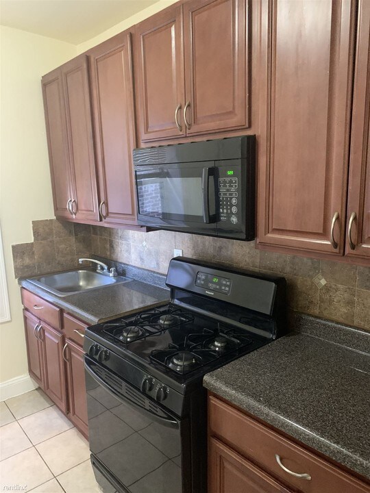 731 Avenue A-Unit -Apt 8 in Bayonne, NJ - Building Photo