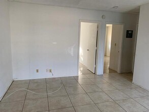 220 NE 40th St in Oakland Park, FL - Building Photo - Building Photo