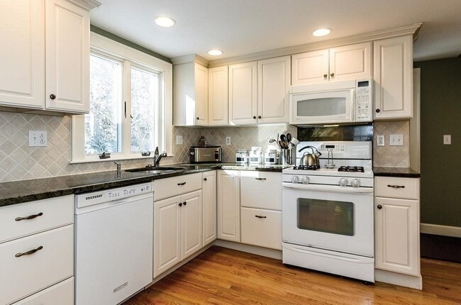 68 Bow Rd in Newton, MA - Building Photo - Building Photo