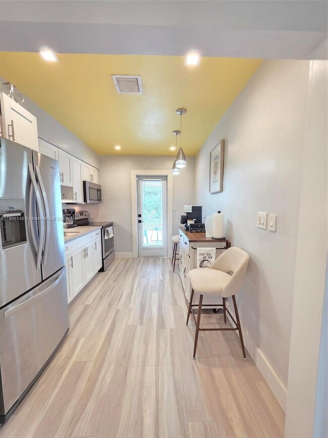 250 NE 42nd St in Oakland Park, FL - Building Photo - Building Photo