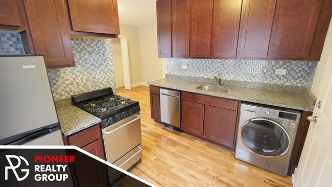 2909 N Mildred Ave, Unit 2 in Chicago, IL - Foto de edificio - Building Photo