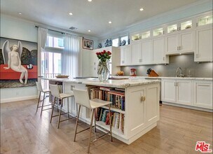 129 Channel Pointe Mall in Los Angeles, CA - Building Photo - Building Photo