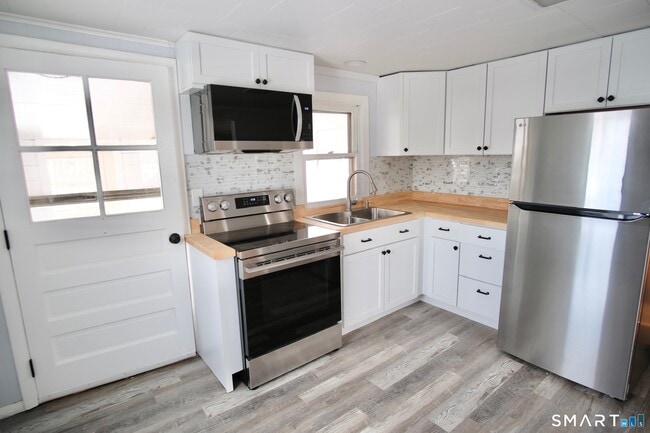 37 Russell St in Griswold, CT - Building Photo - Building Photo