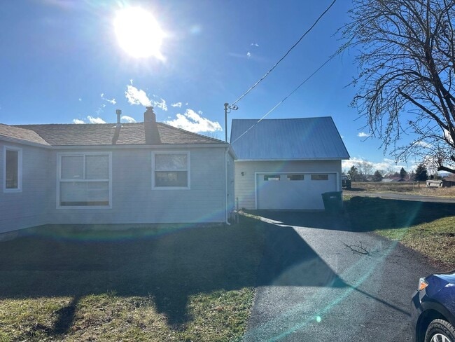 5776 Harlan Dr in Klamath Falls, OR - Building Photo - Building Photo