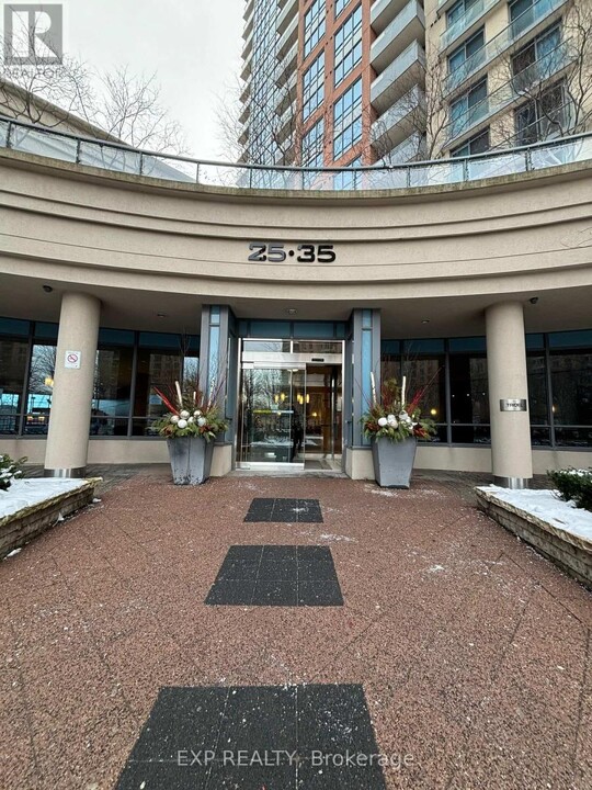 35 Viking Ln in Toronto, ON - Building Photo