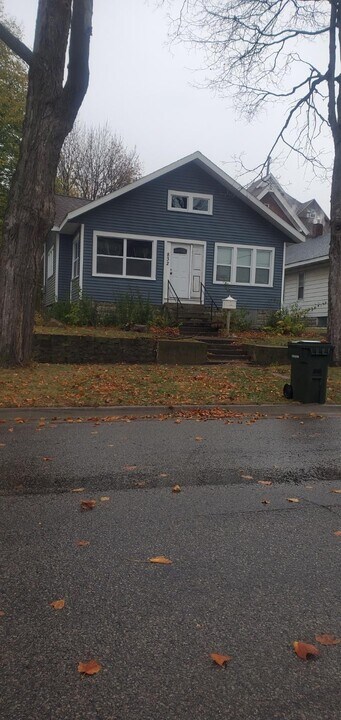 832 W 2nd St in Waterloo, IA - Building Photo