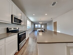 1419 Marvin Gardens in Lancaster, TX - Foto de edificio - Building Photo