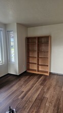 69 Leschi Dr, Unit Downstairs Apartment in Steilacoom, WA - Building Photo - Building Photo