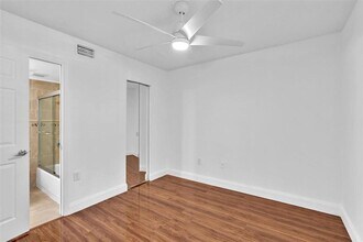 2299 NW 77th Way, Unit 102 in Pembroke Pines, FL - Building Photo - Building Photo