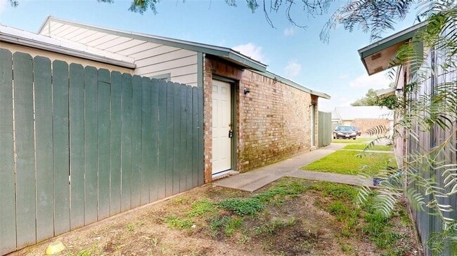 725 Peppertree Dr, Unit 27 in Bryan, TX - Building Photo - Building Photo