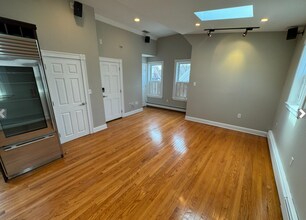 24 Ellington Rd, Unit 3 in Somerville, MA - Foto de edificio - Building Photo