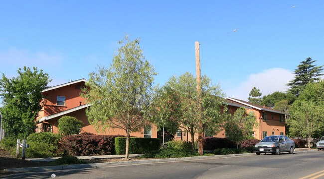 Skyline Apartments in Napa, CA - Foto de edificio - Building Photo