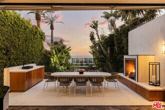 966 Palisades Beach Rd in Santa Monica, CA - Building Photo - Building Photo