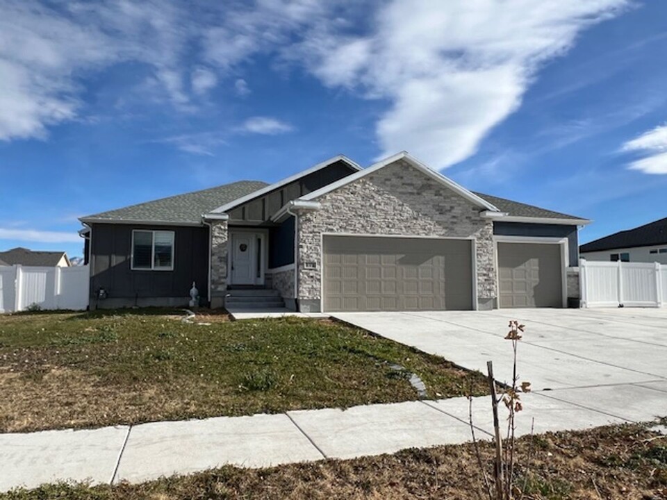 171 Mustang Rdg Rd in Grantsville, UT - Building Photo