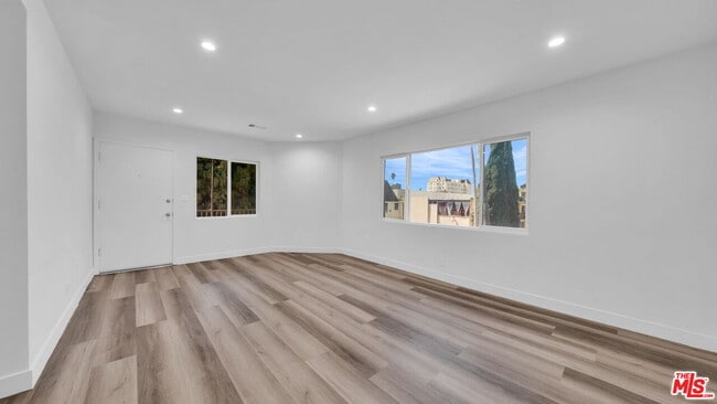 126 S Manhattan Pl in Los Angeles, CA - Building Photo - Building Photo