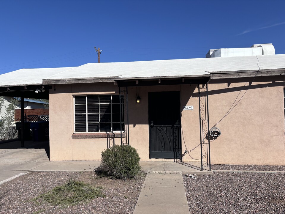 2549 E Sylvia St in Tucson, AZ - Foto de edificio