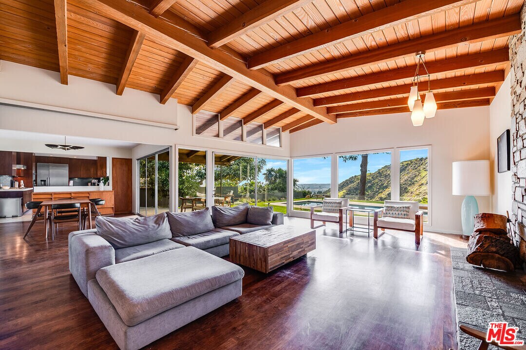 2431 Carman Crest Dr in Los Angeles, CA - Building Photo