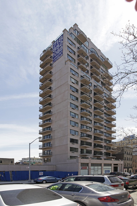 Bridgeview Tower Luxury Condos in Brooklyn, NY - Building Photo