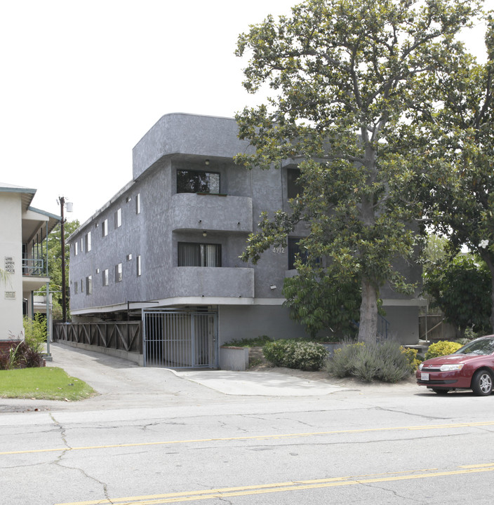 5008 Tujunga Ave in North Hollywood, CA - Building Photo