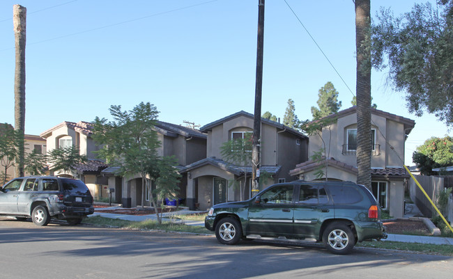 221-229 W Park Ave in San Diego, CA - Foto de edificio - Building Photo